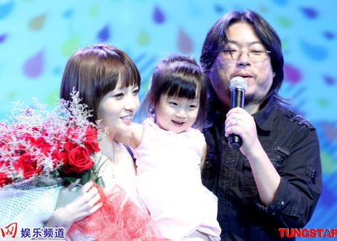 高晓松个人资料,高晓松显赫高官家族背景,高晓松老婆照片,高晓松一家三口