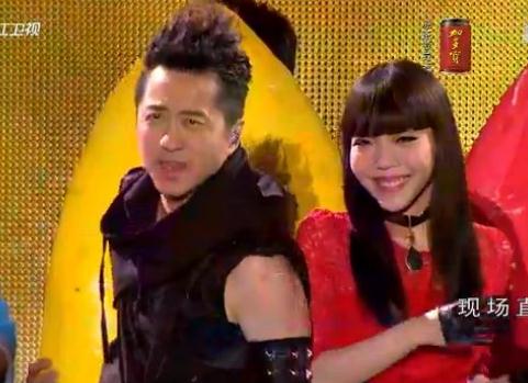 疑中国好声音吴莫愁庾澄庆暧昧师生恋曝光,哈林不否认