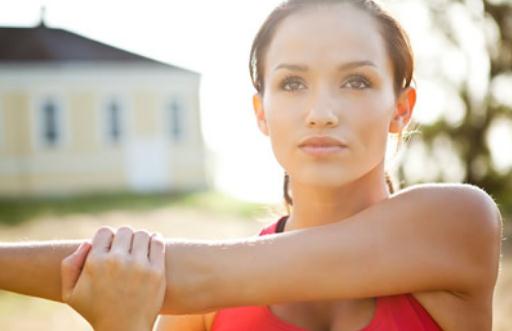 运动前热身提高脂肪燃烧效率！