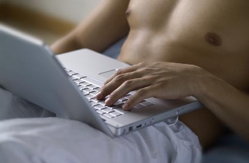 如何健康的使用电脑？睡前玩电脑有哪些危害