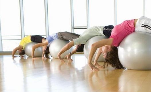 瑜伽球减肥动作，瘦得真轻松！