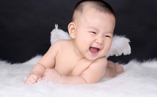 宝宝为什么睡不着?是因疾病在作怪? 宝宝为什么睡觉不安稳? 很多爸爸妈妈都曾经历过宝宝夜里睡眠不安的情况,年轻的爸爸妈妈们往往会十分担心,到底什么原因造成宝宝夜里睡不安稳。这种现象可能是生理情况,也可能是疾病造成的。宝宝在6个月以前,因睡眠周期尚未建立,所以夜里睡不安稳的原因,生理情况居多;6个月以后,睡眠周期已逐渐形成,因此出现夜里睡不安稳时要注意是否有疾病出现。 宝宝睡不着的疾病原因: 分离焦虑 这种情况在宝宝9-18个月时最严重,除了表现为依恋、不愿与父母和非常熟悉的人分开、怕见生人、在陌生环境中