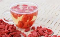 枸杞子泡水喝上火吗？枸杞子泡水喝的功效