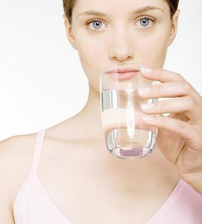 晨起先刷牙好还是先喝温开水好?白开水VS淡盐水好坏