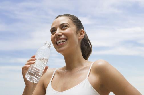 经常喝纯净水好吗？喝白开水好还是喝纯净水好