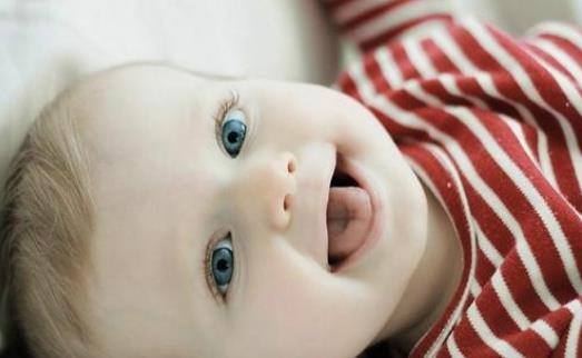 吃奶会打嗝?如何解决宝宝吃奶状况?