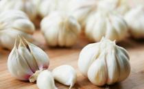 吃大蒜口臭怎么办？怎样去除口中大蒜味