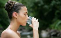 经常喝饮水机里的热水对身体有害吗