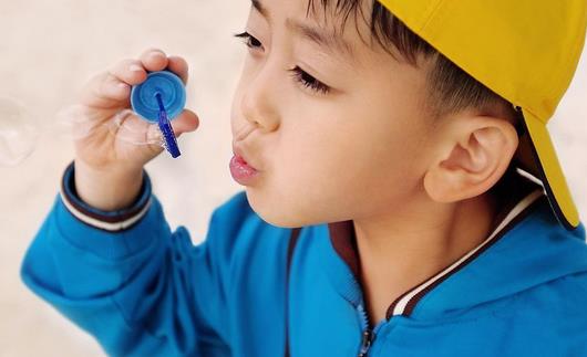 宝宝眨眼频繁是什么在作怪？