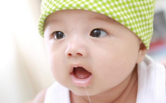 婴儿喝母乳为什么会吐奶？