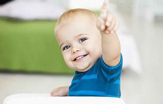 如何给宝宝更换尿布？