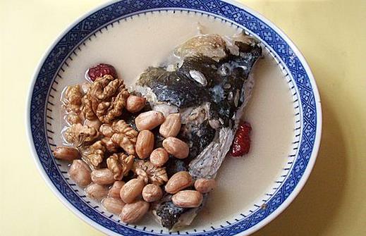 孕妈妈要补充蛋白质?花生鱼头汤怎么做?