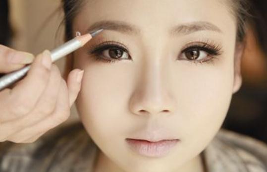 粗眉不自然?教你把粗眉画得更自然!