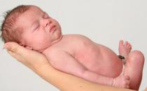 引起新生儿缺氧缺血性脑病的原因有哪些？