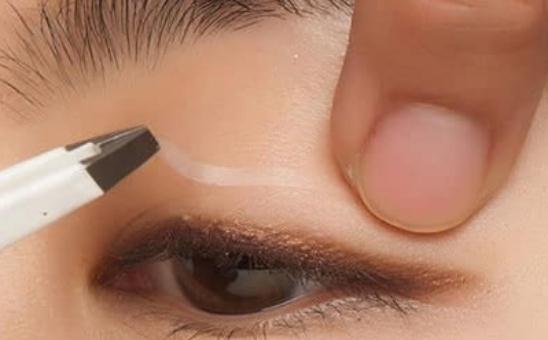 内双眼如何画眼妆?双眼皮贴来救你!