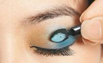 如何打造秋冬冷艳蓝色眼影妆容？