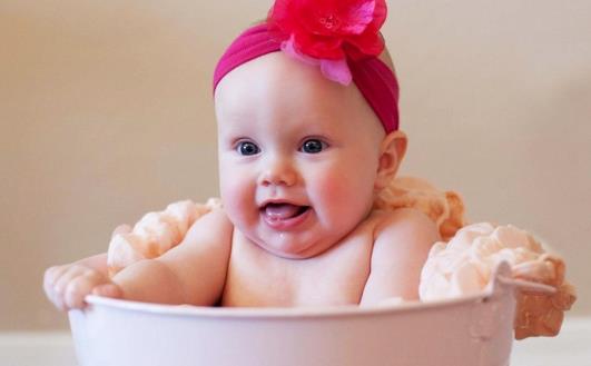 拥抱要有技巧 让宝宝感受爱