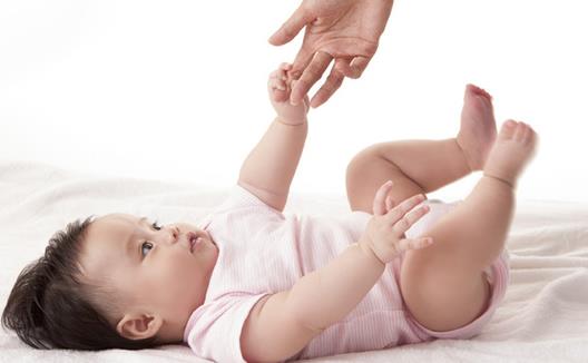 新生儿易呕吐？如何应对宝宝频繁呕吐？