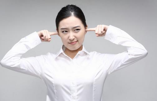 会伤害耳朵健康的坏习惯 你中招几个?