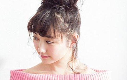 怎么扎马尾好看?将头发略微打毛