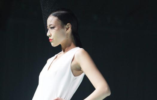 什么发型最搭配毛衣?辫子编发教程