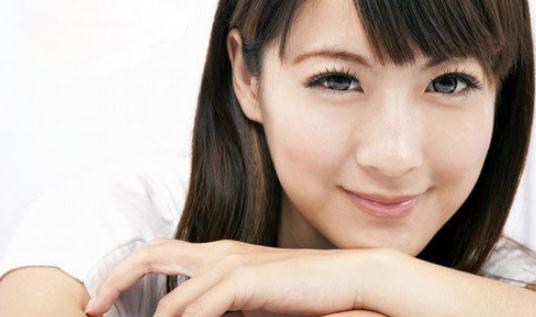 剪刀手滑动法助你告别双下巴