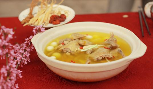 喝鸡汤能够帮助治疗感冒!