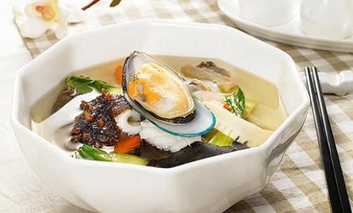 海参羊肉汤的功效-海参羊肉汤怎么做? 海参羊肉汤的做法: 主料:羊肉(瘦)500克配料:海参(干)50克。 调料:姜5克葱白15克胡椒粉1克盐5克各适量。 制作方法 第一步:用40°C温水将海参泡软后,剪开参体,除去内脏,洗净,再用开水煮10分钟左右,取出后连同水倒入碗内,泡2-3小时。 第二步:将羊肉洗净,去血水,切成小块,加水适量(约50g),小火炖煮,煮至将熟,将海参切成小块放入同煮,再煮沸15分钟左右,加入生姜末、葱段、胡椒末及精盐,即可。温食参肉,饮汤,或供餐用。 海参羊肉汤的功效 海