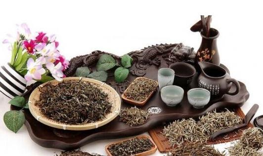 隔夜茶渣有什么用处?茶叶消除黑眼圈