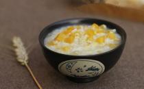 ​夏季清肠排毒的家常菜：花生小米粥