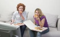 边吃饭边看电视易造成胃下垂及消化不良