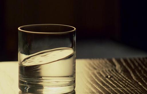 晨起一杯淡盐水合适吗?