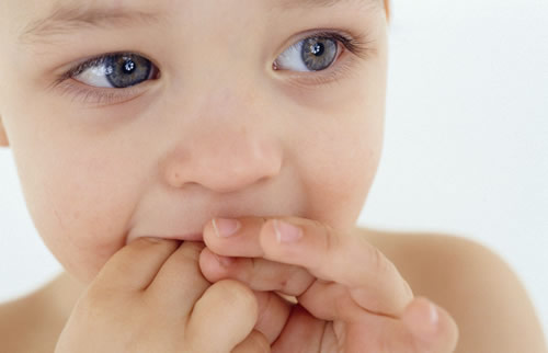 宝宝老是吃手指是病么？该如何治疗？