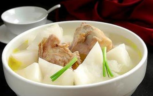 喉咙疼痛怎么办?吃点生梨补充水分