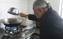 102岁老人的生活作息 早睡早起喜欢自己做饭