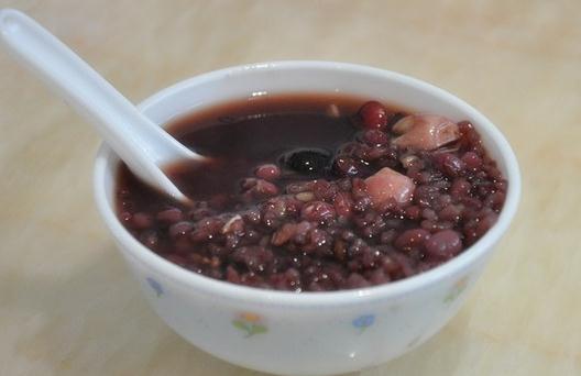 小米粥的功效:宁心安神