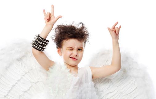 不是调皮 孩子连续做鬼脸得警惕