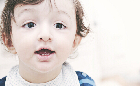 宝宝牙缝大 妈妈莫担心