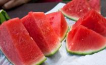 夏天爱吃西瓜 怎样吃才健康