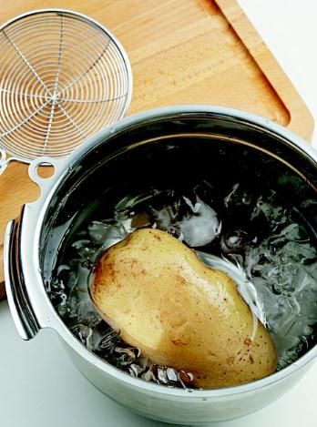 土豆怎么去皮？土豆去皮方法，怎样给土豆去皮妙招：冷热水浸泡法去土豆皮