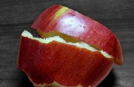 苹果皮的妙用 苹果皮敷唇防干裂-360常识网