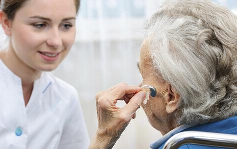 减缓听力衰老 老人佩戴助听器的三大好处