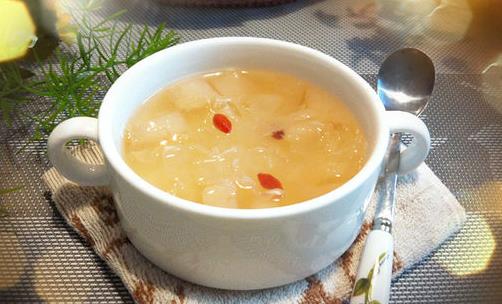 秋冬嘴唇干裂吃什么好?