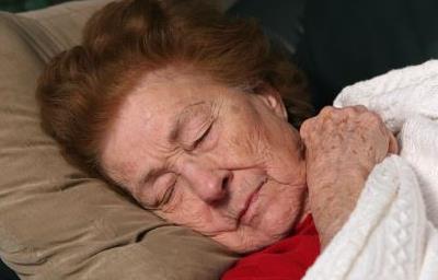 失眠老人试试冥想改善睡眠