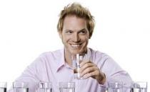 多喝水对男性健康的重要性