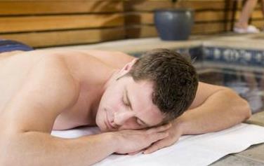 男人趴着睡危害大 会影响精子质量