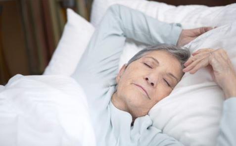老人失眠 捶背可以帮助入眠