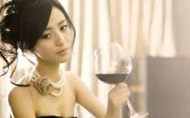 女人经期可适量喝红酒 但醉酒容易导致肝损伤