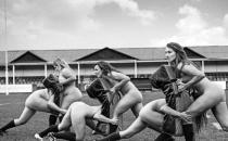 牛津女子橄榄球队为筹善款拍裸体日历