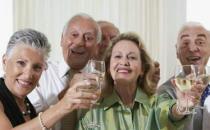 老人冬天喝酒暖身 一次不宜超一两